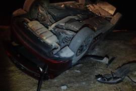 La camioneta Mazda terminó volcada a un costado de la carretera Monterrey-Saltillo tras el accidente.