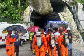 Miembros del equipo de rescate con bombonas de oxígeno ante un túnel de construcción en un proyecto hidroeléctrico en el pueblo de Samardung, unos 40 kilómetros (25 millas) de Gangtok, India, el martes 21 de julio de 2026, informó la AP.