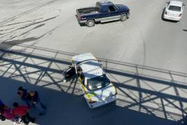 Dos personas que viajaban en un taxi resultaron lesionadas tras un choque provocado por una camioneta en el cruce de Otilio González y Loma de los Pavorreales.