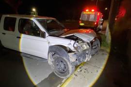 La camioneta terminó contra una barda luego del choque registrado sobre la calzada Antonio Narro.