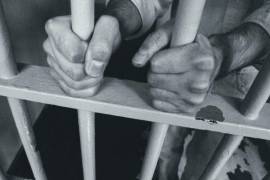 Por la portación de armas y cartuchos de uso exclusivo de las Fuerzas Armadas, dos hombres fueron vinculados a proceso acusados del delito de violación a la Ley Federal de Armas de Fuego y Explosivos, en Nuevo León.