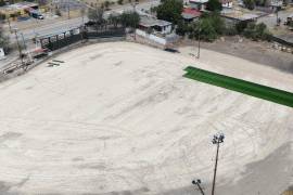 Con pasto sintético y una rehabilitación integral, Sabinas impulsa el nuevo rostro del beisbol infantil y juvenil en Agujita. FOTOS: CORTESÍA