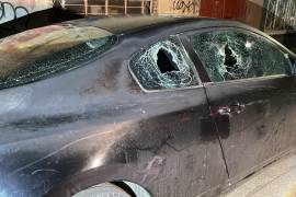 Los daños materiales quedaron concentrados en los cristales del automóvil estacionado frente al domicilio del afectado.