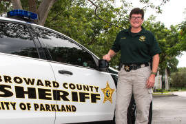 Renuncia comandante de policía de Parkland tras investigación de tiroteo