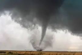 Se pronostican rachas de viento de 70 a 90 km/h con tolvaneras en Sonora, Chihuahua y Durango, y con probabilidad de torbellinos o tornados en Coahuila, Nuevo León y Tamaulipas.