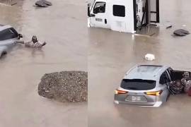 Disfrazado del popular personaje, el hombre auxilió a una mujer que quedó atrapada con su camioneta en la inundación de Loma Linda.