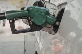 Sheinbaum Pardo y empresarios gasolineros acordaron renovar el convenio voluntario que fija en 24 pesos el litro de la gasolina magna como precio máximo.