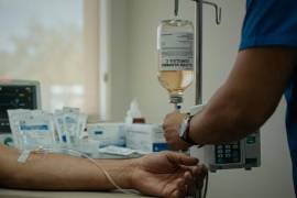 La aplicación de sueros vitaminados sin supervisión médica vuelve a estar en la mira tras casos fatales en Sonora. Autoridades y expertos alertan sobre efectos adversos y riesgos graves.