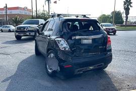 La Chevrolet Trax terminó estrellándose contra un poste tras el impacto.