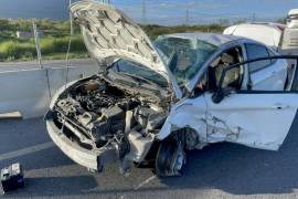 El vehículo Ford Fiesta quedó completamente dañado tras perder el control y estrellarse contra el muro divisorio central de la carretera Saltillo-Zacatecas.