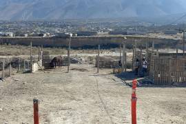 Los postes y estructuras colocados por el presunto invasor obstruyen el paso vehicular y peatonal en la colonia.