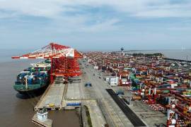 Los aranceles a China son impuestos aplicados por países como México y EU para proteger industrias locales, afectando productos como calzado, textiles, juguetes y componentes automotrices. FOTO: