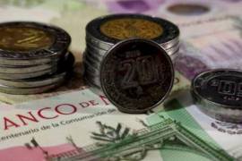 Para 2027, los especialistas calculan que la moneda mexicana se intercambiará en 18.55 unidades por dólar, menor al estimado de 18.65 del mes anterior.