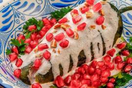 Chile en nogada, el proceso requiere paciencia y atención al detalle, pero el resultado es un festín de sabores dulces y salados.