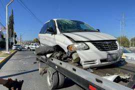 La camioneta quedó dañada tras perder el control en el bulevar Fundadores.