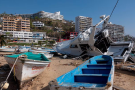 Buzos de la Secretaría de Marina comenzaron a buscar a los cinco tripulantes de dos yates dañados por el huracán Otis en Acapulco