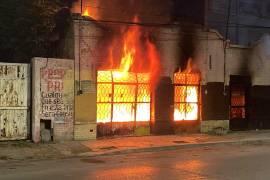 El incendio provocó severos daños en la estructura del inmueble ubicado sobre Presidente Cárdenas.