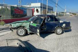 El accidente ocurrió cuando un automóvil presuntamente invadió el paso de una camioneta sobre el bulevar Jesús Valdés Sánchez.