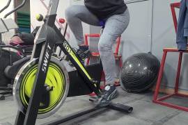 El spinning es una actividad de bajo impacto que fortalece el sistema cardiovascular y ayuda a prevenir enfermedades crónicas.