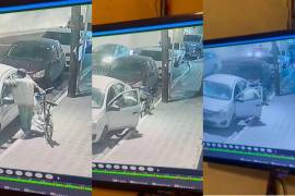 El video muestra al delincuente mientras estaciona su bicicleta y procede a robar el vehículo en pleno Centro Histórico.