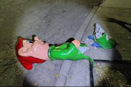 La figura de concreto del personaje “Tontín” se desprendió al ser escalada, cayendo sobre la extremidad del joven durante la madrugada.