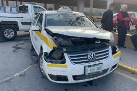 El taxi Volkswagen Jetta sufrió daños considerables tras el impacto con el Beetle.