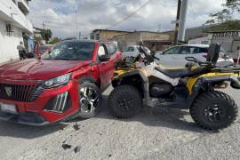 La camioneta resultó con severos daños en la parte frontal y lateral tras el fuerte impacto.