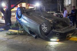 El vehículo Renault Logan volcado sobre su costado tras ser impactado a alta velocidad en el bulevar Moctezuma.