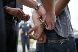 Hombre es detenido por violentar a su pareja en colonia de Saltillo
