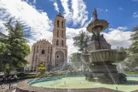 Finalmente, se mantendrá ambiente cálido en estados costeros del Pacífico mexicano y del golfo de México, incluida la península de Yucatán, así como en zonas aisladas de la Mesa del Norte y de la Mesa Central.