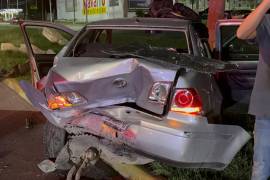 El aparatoso accidente registrado sobre el bulevar Fundadores involucró al menos cuatro vehículos y generó una importante movilización de cuerpos de emergencia, luego de que un automóvil presuntamente conducido a exceso de velocidad provocara una serie de colisiones en cadena.