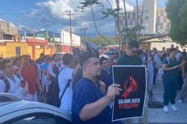 Trabajadores de la Clínica 7 del Seguro Social salieron a las calles para exigir mejoras salariales.