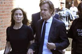 Ingresa a prisión Felicity Huffman para cumplir sus dos semanas de sentencia