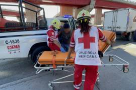 Paramédicos de la Cruz Roja brindaron atención prehospitalaria al motociclista lesionado, quien posteriormente fue trasladado al Hospital General para recibir valoración médica tras el accidente.
