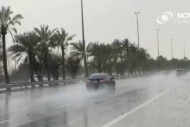 Ante ola de calor, Emiratos Árabes &quot;siembra&quot; nubes y crea lluvia artificial