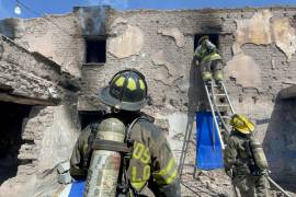 El cuerpo de bomberos luchó contra las llamas en una vivienda abandonada en Saltillo, mientras el residente es detenido bajo sospecha de iniciar el incendio.