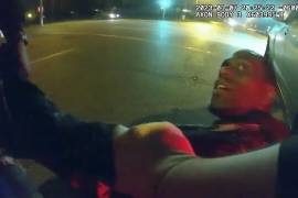 Esta imagen fue tomada del video publicado por la alcaldía de la ciudad de Memphis, en donde muestra a Tire Nichols mientras es sometido brutalmente por cinco policías locales.
