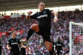 Le echa flores Moyes a 'Chicharito'