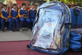 Reparten mochilas transparentes en Nuevo León por violencia en escuelas