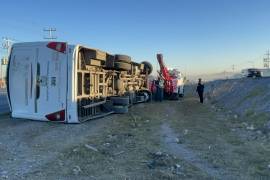 La unidad terminó recostada en el arroyo central tras perder el control.