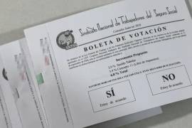 Trabajadores y jubilados del IMSS aseguran que la mayoría rechazó el aumento salarial de 6.8%. Denuncian boletas sin folio, falta de un padrón electoral y presuntas presiones sindicales.