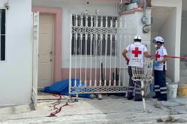 Paramédicos de la Cruz Roja confirmaron que el trabajador ya no presentaba signos vitales al llegar al domicilio.
