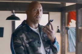 Siri y The Rock protagonizan anuncio de Apple