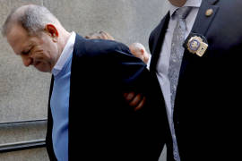 Aíslan en prisión al productor de cine Harvey Weinstein por síntomas de COVID