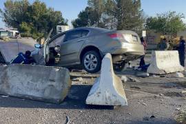 El vehículo Honda Accord terminó sobre la estructura del muro de contención tras impactarse contra un Dodge Charger y posteriormente contra la ballena de concreto.