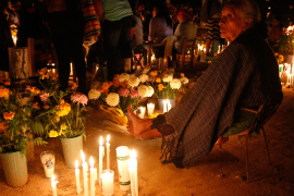 El Día de Muertos es una de las celebraciones más significativas en México, donde los hogares se adornan con flores, fotografías y platillos.