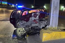 El vehículo Chevrolet Chevy terminó con severos daños tras impactarse contra el señalamiento vial.