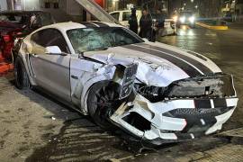 El Mustang terminó con severos daños tras la colisión con la camioneta Honda CR-V.