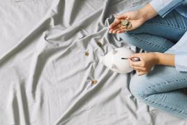 El efectivo que está en tu casa o en una cuenta normal de cheques o ahorro equivale a perder dinero.