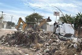 Personal de Servicios Públicos retiró toneladas de basura en puntos críticos de la colonia Ex Hacienda La Perla.